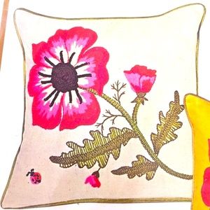 “Grande Poppy” Ecru crewel accent pillow kit